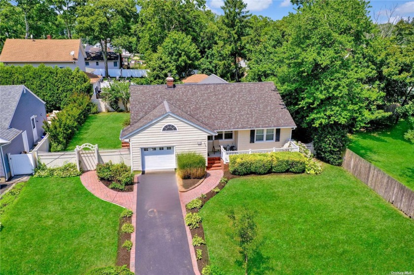 Welcome to this Delightful 3 bedroom 2 bath Ranch nestled in the - Beach Home for sale in Babylon, New York on Beachhouse.com