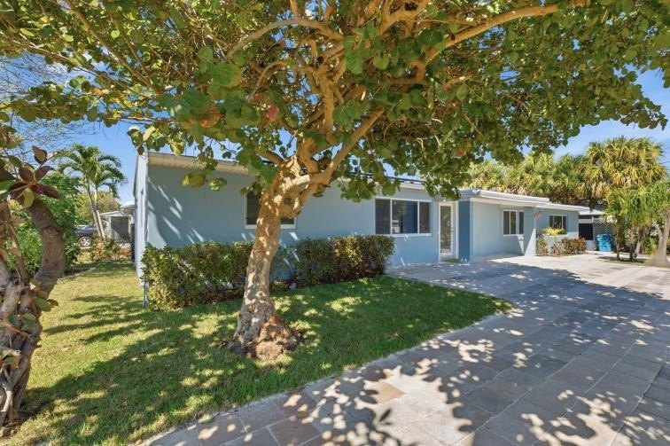 Beautifully renovated 4 Bedroom, 3 FULL Bathroom home perfectly - Beach Home for sale in Boynton Beach, Florida on Beachhouse.com