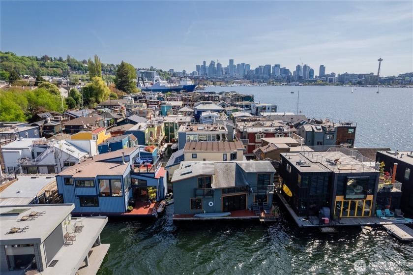 Ready to live your best life? Beautifully designed floating home - Beach Home for sale in Seattle, Washington on Beachhouse.com