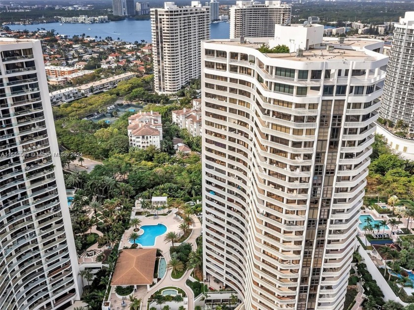 SPECTACULAR VIEWS IN ALL DIRECTIONS - INTRACOASTAL, OCEAN, AND - Beach Condo for sale in Aventura, Florida on Beachhouse.com