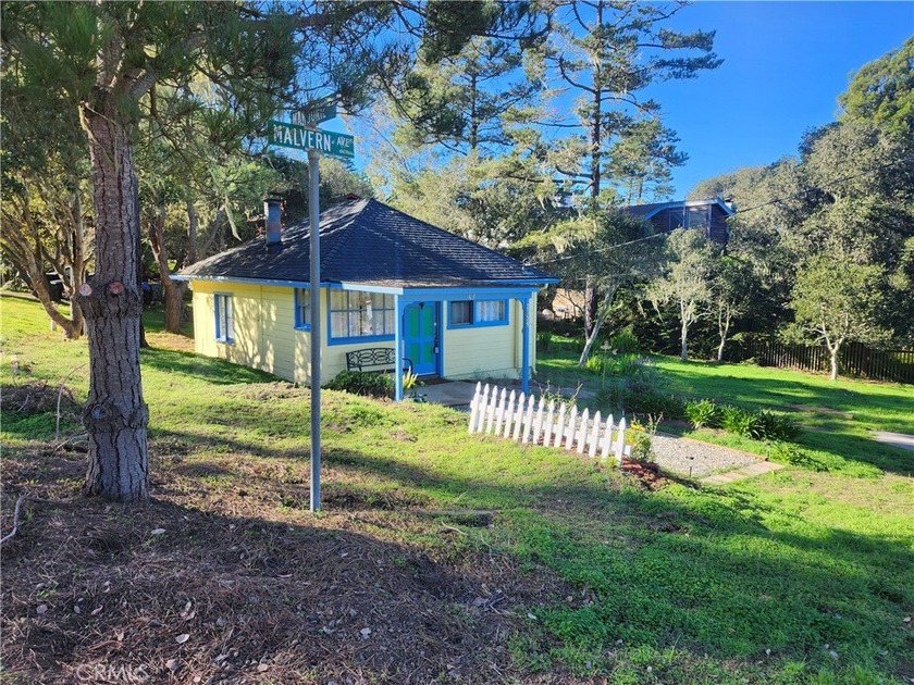 Welcome to this delightful 1 bedroom, 1 bathroom coastal cottage - Beach Home for sale in Cambria, California on Beachhouse.com