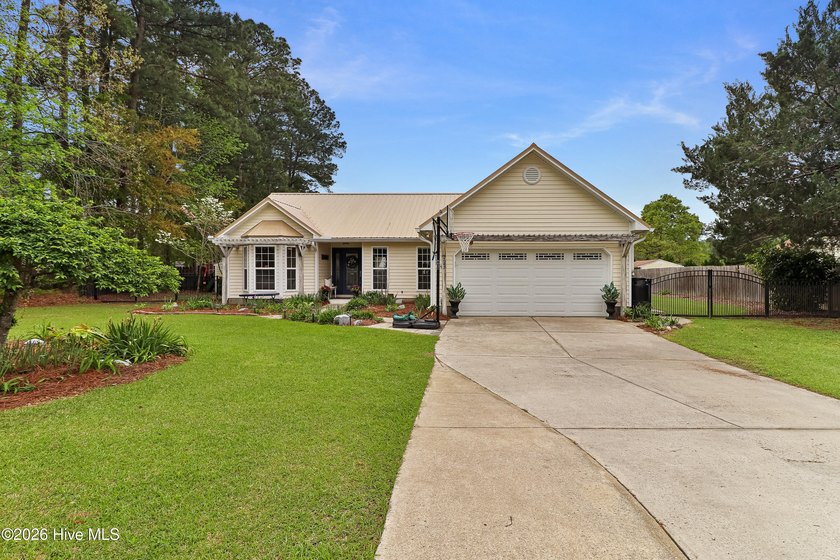 Gorgeous 3-bedroom, 2-bath home with over with over 1500 sq ft - Beach Home for sale in Havelock, North Carolina on Beachhouse.com