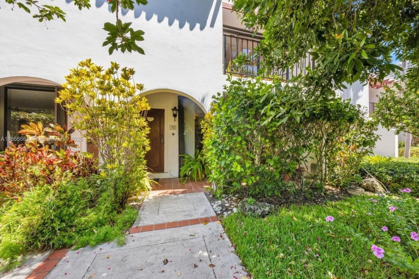 Spacious 2 Story 2/2.5 garden townhouse with 1404 square feet in - Beach Condo for sale in Key Biscayne, Florida on Beachhouse.com