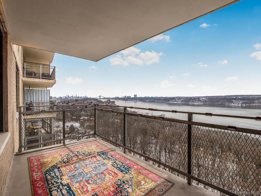 Enjoy never-ending, beautiful, unobstructed Hudson River views - Beach Home for sale in Bronx, New York on Beachhouse.com