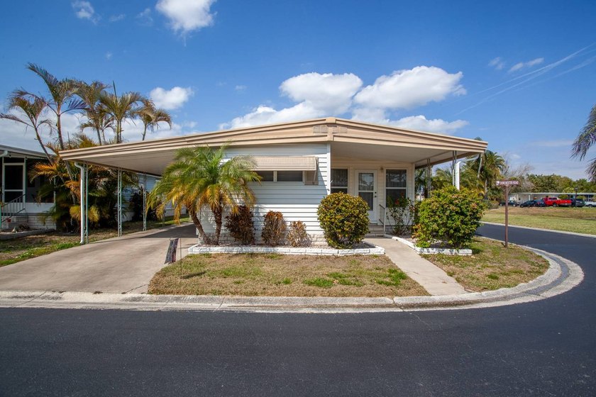 --- 2 bedrooms, 2 baths, plus a den, 1080 ++ sq ft updated in - Beach Home for sale in St. Petersburg, Florida on Beachhouse.com