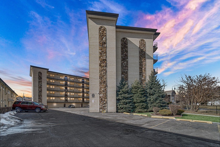 Exceptional Opportunity! Top-floor residence with picturesque - Beach Condo for sale in Chicago, Illinois on Beachhouse.com