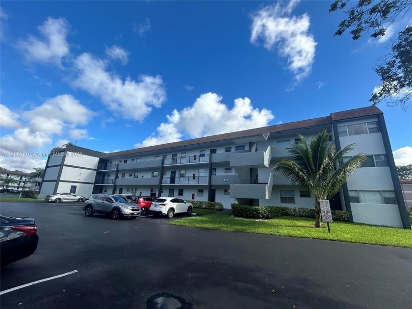 Stunning 2-Bedroom, 2-Bath Condo.  This beautifully updated - Beach Condo for sale in Tamarac, Florida on Beachhouse.com