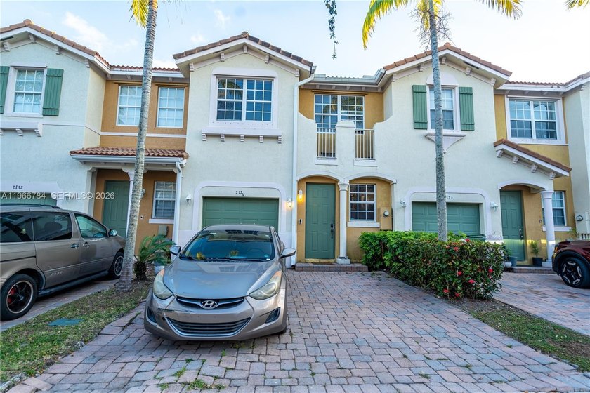 Discover the potential of this charming lakefront townhome in - Beach Townhome/Townhouse for sale in Homestead, Florida on Beachhouse.com