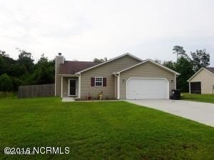 Welcome to this super cute 3 bedroom, 2 full bath home with 2 - Beach Home for sale in Hubert, North Carolina on Beachhouse.com