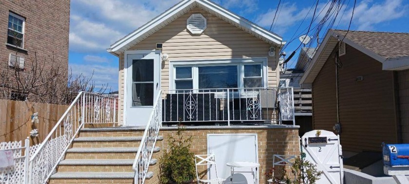 THIS COMPLETELY REDONE RANCH HOME HAS VIEWS OF THE LONG ISLAND - Beach Home for sale in Bronx, New York on Beachhouse.com