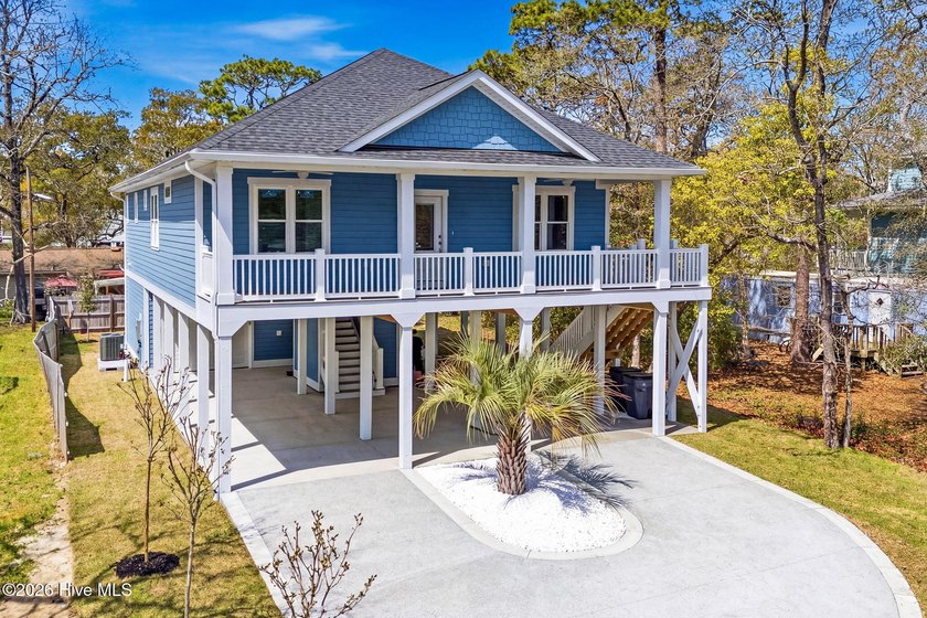 WELCOME TO YOUR NEW COASTAL HAVEN ON OAK ISLAND! This beautiful - Beach Home for sale in Oak Island, North Carolina on Beachhouse.com