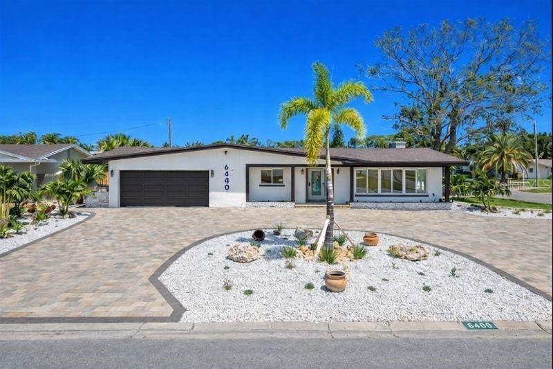 One or more photo(s) has been virtually staged. Welcome to a - Beach Home for sale in St. Petersburg, Florida on Beachhouse.com