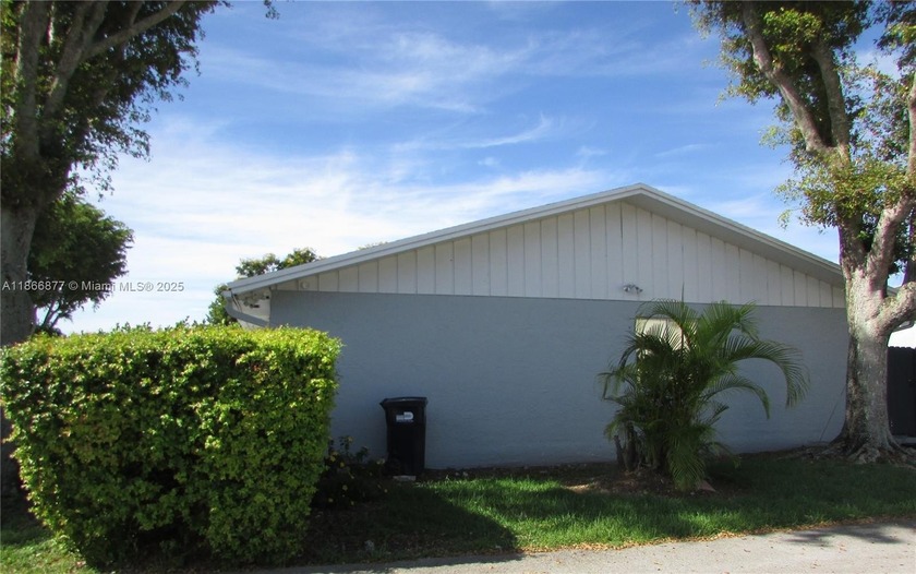 Fantastic opportunity to own this beautiful townhome in a - Beach Townhome/Townhouse for sale in Miami, Florida on Beachhouse.com