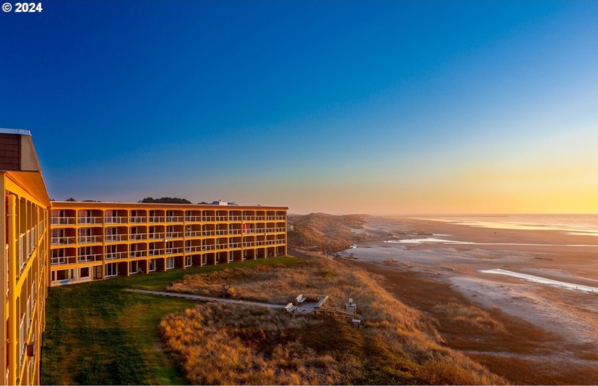Oceanfront Condos w/ Stunning Ocean Views. Includes 2 side by - Beach Condo for sale in Florence, Oregon on Beachhouse.com