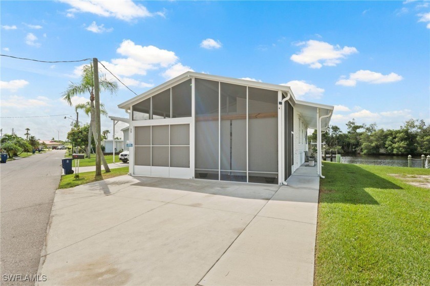 Why wait? This 2021 Jacobsen home is ready for you to relocate - Beach Home for sale in Fort Myers, Florida on Beachhouse.com