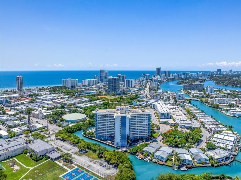 Bright & spacious 2BED 2BATH CORNER unit w/ exquisite water - Beach Condo for sale in Miami Beach, Florida on Beachhouse.com