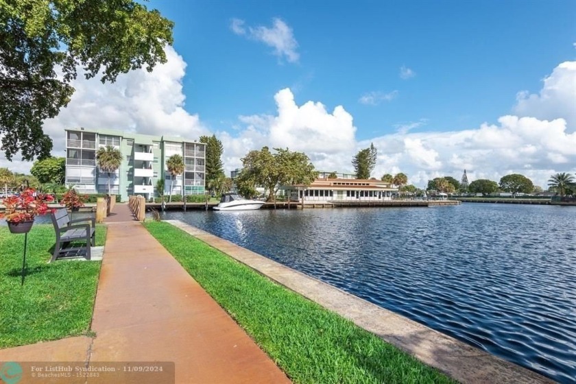 BEAUTIFUL 1/1 WITH A PATIO ENCLOSURE THAT COULD BE USED AS A DEN - Beach Condo for sale in Hollywood, Florida on Beachhouse.com