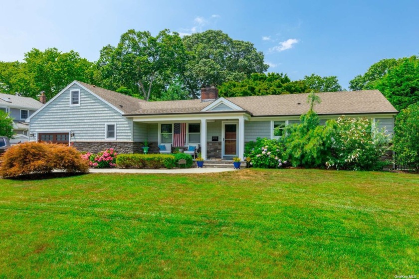 This stunning three-bedroom, two-bathroom ranch in the heart of - Beach Home for sale in Brightwaters, New York on Beachhouse.com