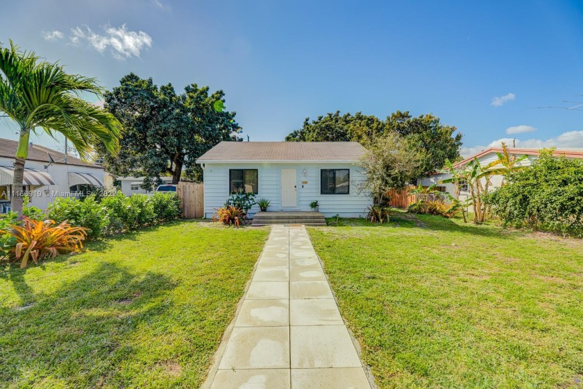Adorable 2 Bedroom 1 Bath cottage style home in the heart of - Beach Home for sale in Hollywood, Florida on Beachhouse.com