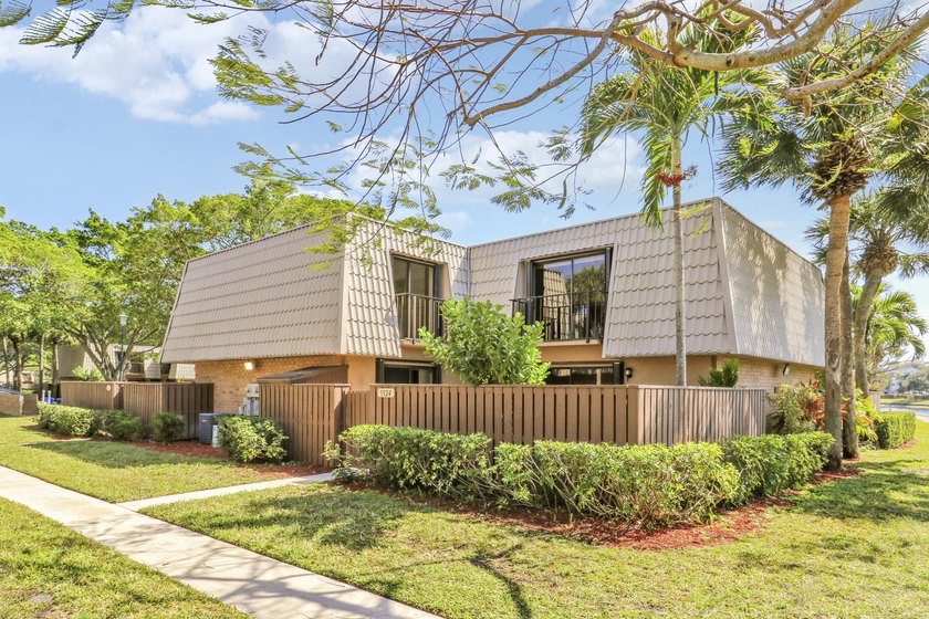 Beautifully maintained townhome located in the desirable - Beach Townhome/Townhouse for sale in West Palm Beach, Florida on Beachhouse.com