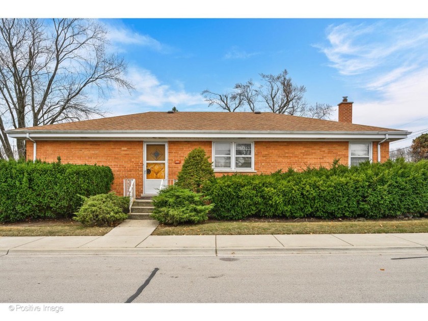 Discover the charm of this classic ranch-style home, perfectly - Beach Home for sale in Skokie, Illinois on Beachhouse.com