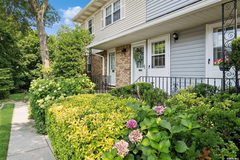 Oyster Bay, Luxury By the Beach. Bright, spacious, first floor - Beach Townhome/Townhouse for sale in Oyster Bay, New York on Beachhouse.com