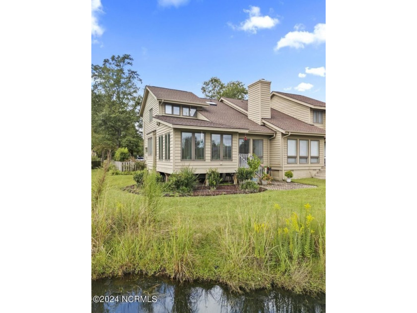 Beautifully updated and spacious END unit featuring a detached - Beach Townhome/Townhouse for sale in Hampstead, North Carolina on Beachhouse.com