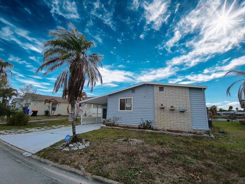 CALLING ALL HANDYMEN! Spacious LAKESIDE home with a large - Beach Home for sale in Vero Beach, Florida on Beachhouse.com