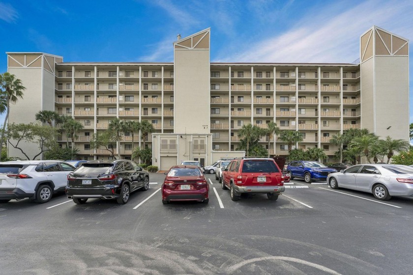 Lovely condo in Huntington Lakes. Largest model in the community - Beach Condo for sale in Delray Beach, Florida on Beachhouse.com