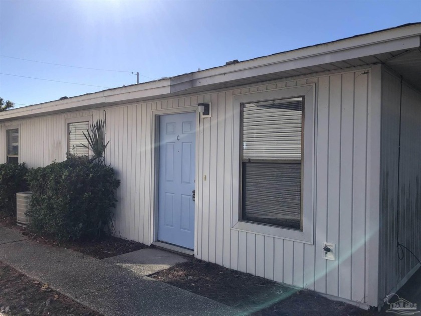 Investment opportunity in Gulf Breeze. This 4 unit complex has - Beach Townhome/Townhouse for sale in Gulf Breeze, Florida on Beachhouse.com