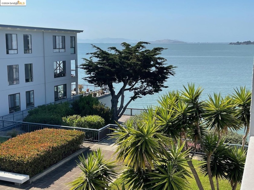 Sunny TOP FLOOR studio at Watergate facing west on an open - Beach Condo for sale in Emeryville, California on Beachhouse.com