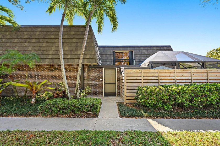 Welcome to this beautifully renovated 2-bedroom, 2.5-bath - Beach Townhome/Townhouse for sale in Palm Beach Gardens, Florida on Beachhouse.com