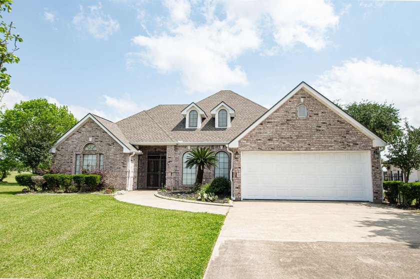 Well-maintained 3/2/2 in Fairway Estates backing to Babe - Beach Home for sale in Port Arthur, Texas on Beachhouse.com