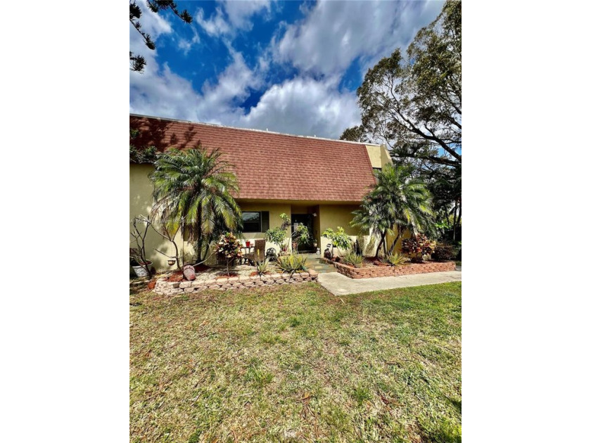 Look at this corner townhose, has impact windows, large spaces - Beach Townhome/Townhouse for sale in Pembroke Pines, Florida on Beachhouse.com