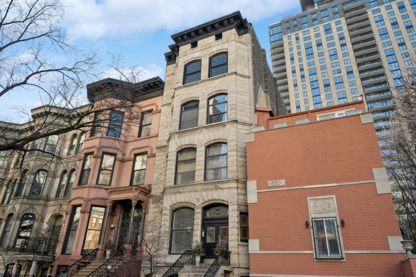 Beautifully updated vintage condo in prime Gold Coast location! - Beach Condo for sale in Chicago, Illinois on Beachhouse.com