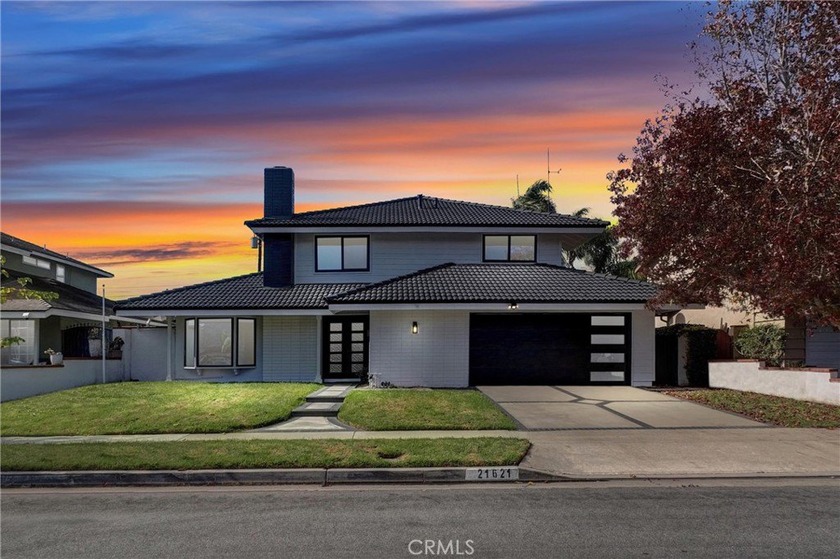 This beautifully upgraded Huntington Beach residence blends - Beach Home for sale in Huntington Beach, California on Beachhouse.com