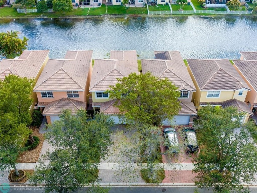 Serene LAKE VIEWS from this beautifully updated 3 bedroom +LOFT - Beach Home for sale in Sunrise, Florida on Beachhouse.com