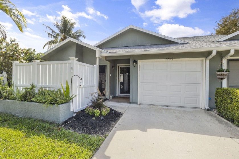 Welcome home to 6609 SE Yorktown located in Hobe Sound. This - Beach Home for sale in Hobe Sound, Florida on Beachhouse.com