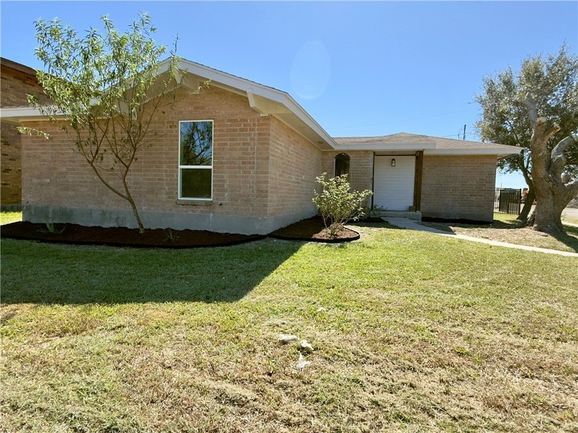 Beautifully Renovated & Move-In Ready! Offering $5,000 towards - Beach Home for sale in Corpus Christi, Texas on Beachhouse.com