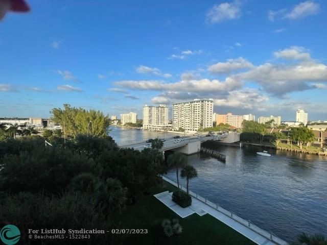 THIS ONE WON'T LAST LONG!  VACANT AND MOVE IN READY 2/2 SPLIT - Beach Condo for sale in Pompano Beach, Florida on Beachhouse.com