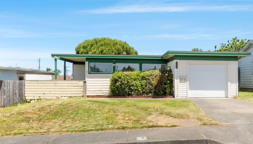MOTIVATED SELLER! This charming 3-bedroom, 1.5-bathroom home is - Beach Home for sale in Eureka, California on Beachhouse.com
