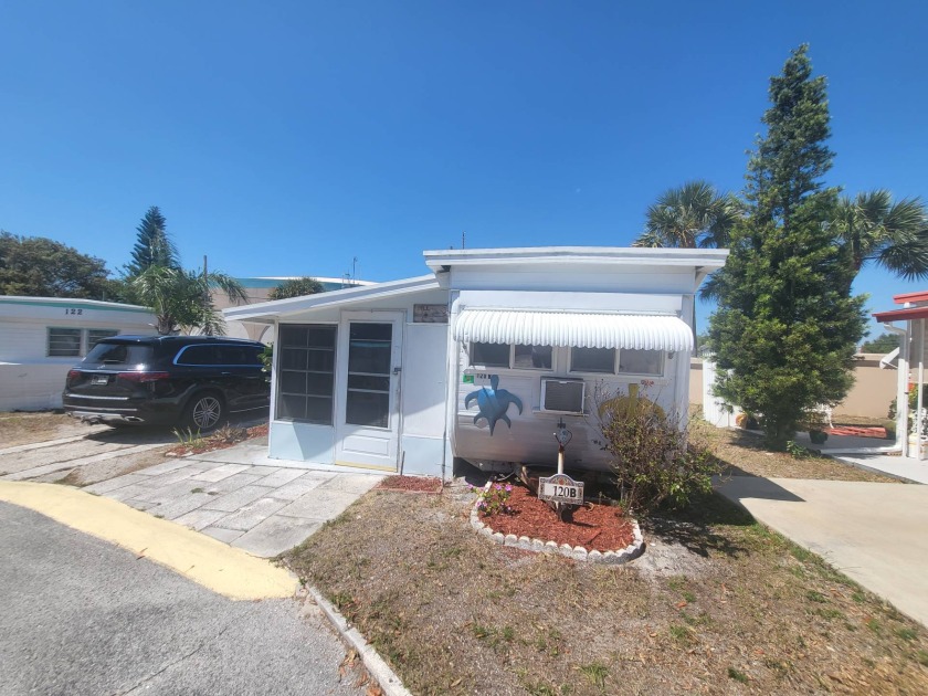 Minutes to INDIAN ROCKS BEACH!!! Within walking distance to - Beach Home for sale in Largo, Florida on Beachhouse.com
