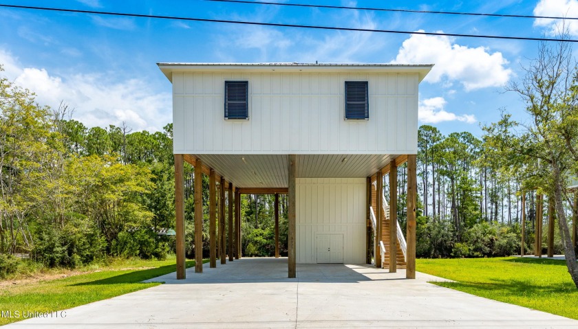 This is the hone on the water that you have been looking for! - Beach Home for sale in Diamondhead, Mississippi on Beachhouse.com