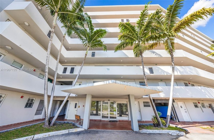 Spacious 2 bed / 2 bath condo offering 1,317 SF of comfortable - Beach Condo for sale in Miami, Florida on Beachhouse.com