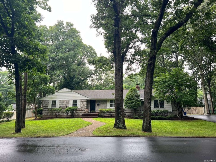 Welcome to 3 Settlers Path where the original homeowners have - Beach Home for sale in Port Jefferson, New York on Beachhouse.com