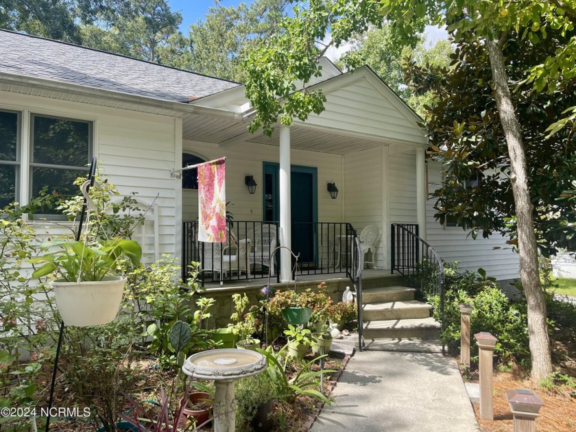 Gracious Southern living right in the heart of Pine Knoll Shores - Beach Home for sale in Pine Knoll Shores, North Carolina on Beachhouse.com