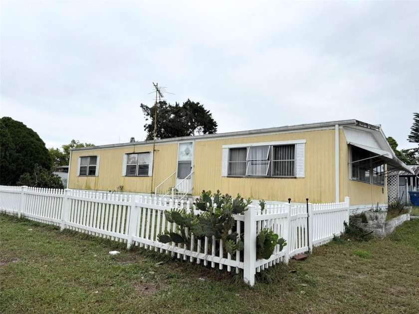 Spacious lovely double wide mobile home with pride of ownership - Beach Home for sale in New Port Richey, Florida on Beachhouse.com