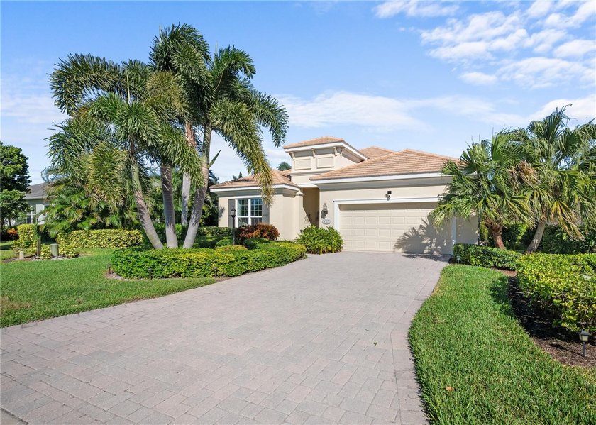 PRICED TO SELL + SOME FURNITURE INCLUDED! Enjoy effortless - Beach Home for sale in Bradenton, Florida on Beachhouse.com