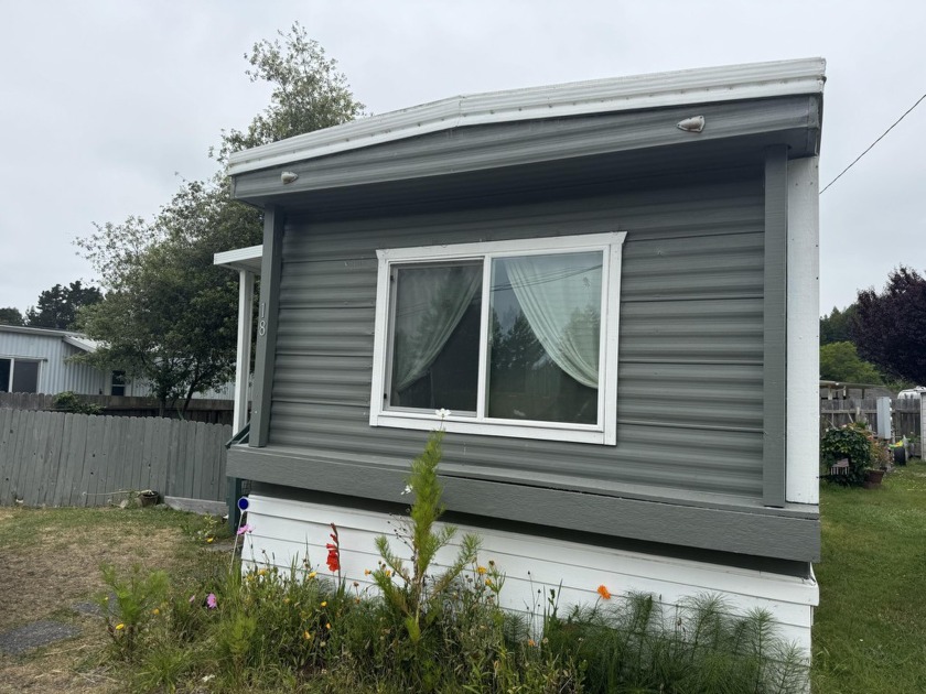 This move-in ready, single-wide mobile home features 2 bedrooms - Beach Home for sale in Eureka, California on Beachhouse.com