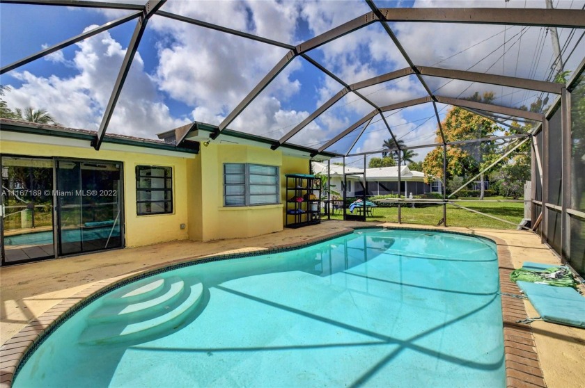 Bright open pool home with oversized backyard! Perfectly - Beach Home for sale in Boca Raton, Florida on Beachhouse.com